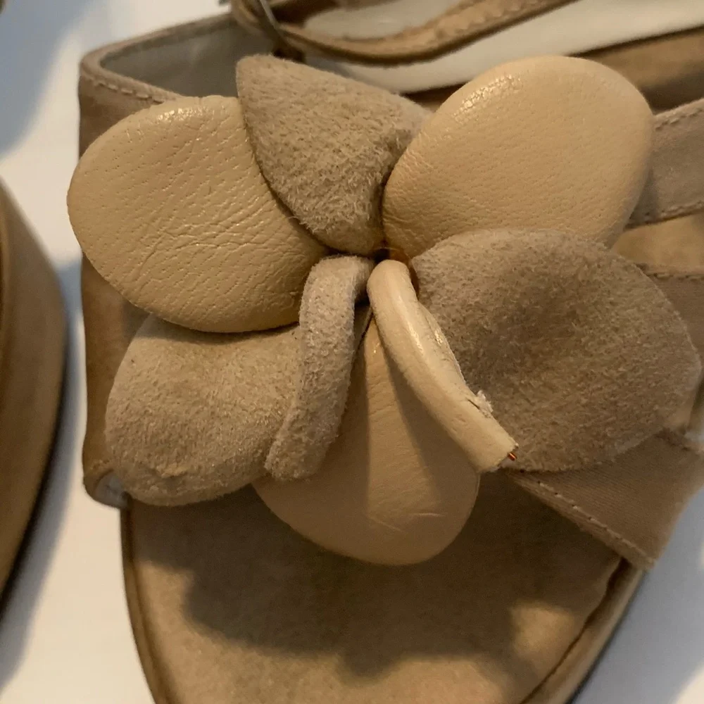 Y2K Nathalie M by Charles David Leather Suede Cut Out 3D Floral Heels Beige 6